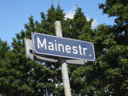 Straßenschild "Mainestreet"
